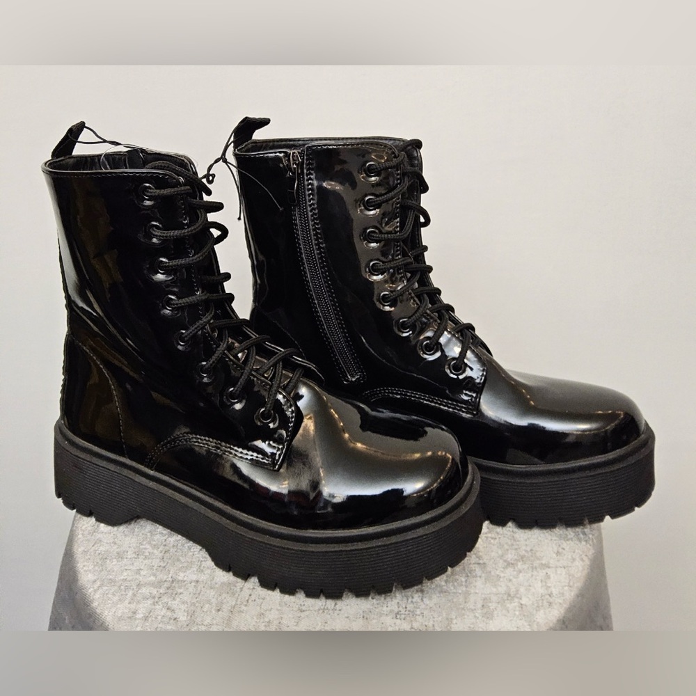 Charles Albert women’s Size 7 Black Patent Combat Boots –New with Tags (O6)✨✨